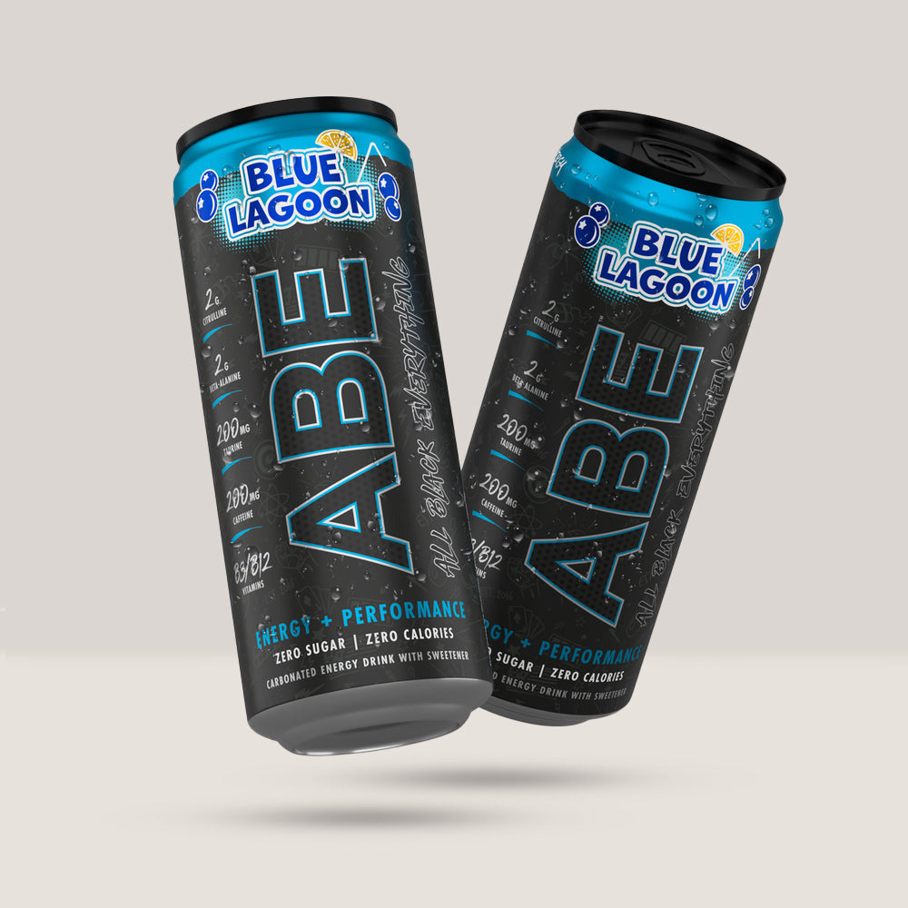 Imagine cu o cutie de 12 doze de ABE Energy Drink 330ml de la Applied Nutrition, o băutură energizantă carbogazoasă cu zero zahărâ cu aromă de blue lagoon.