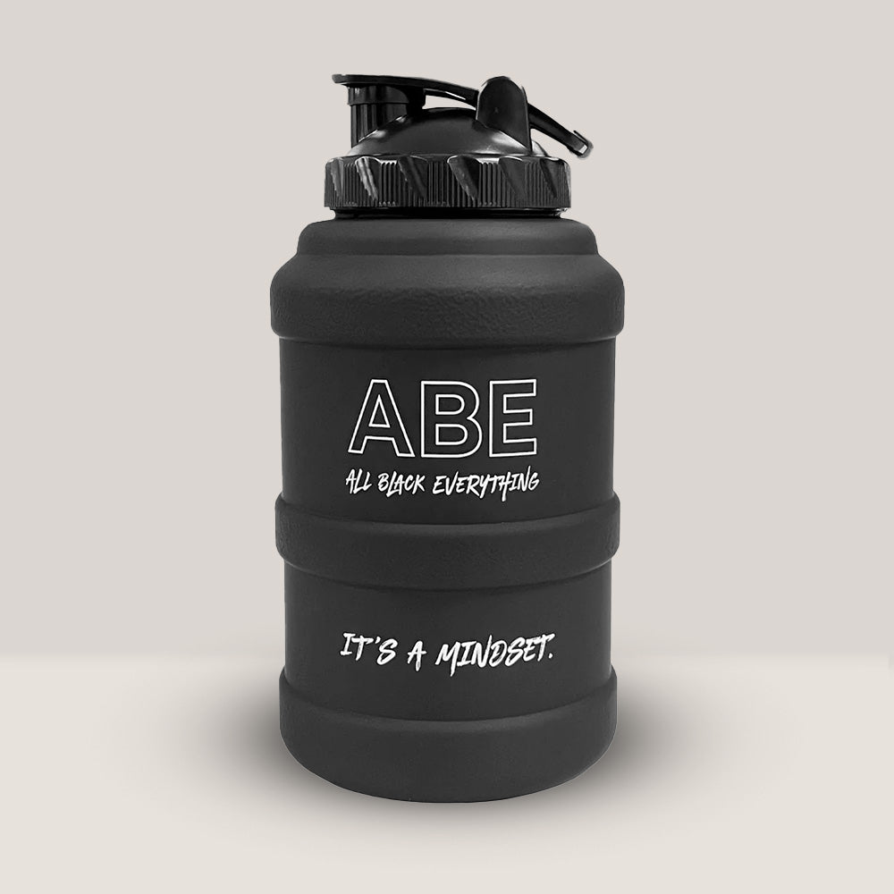 Imagine cu un bidon de apă ABE Water Jug 2.5L de la Applied Nutrition, ideal pentru hidratare.