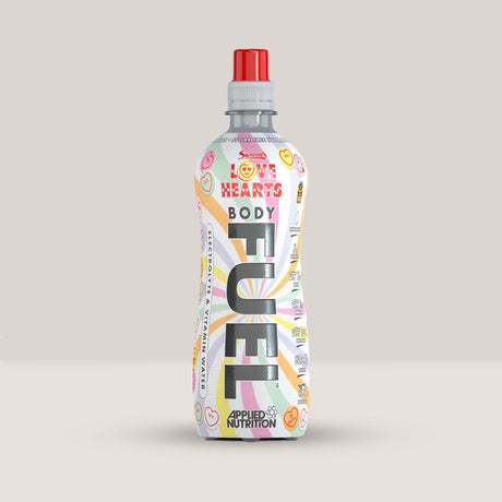 Imagine cu o sticlă de Body Fuel Electrolyte 500ml de la APPLIED NUTRITION, o băutură cu electroliți pentru hidratare și energie cu aromă dulce de bomboane.