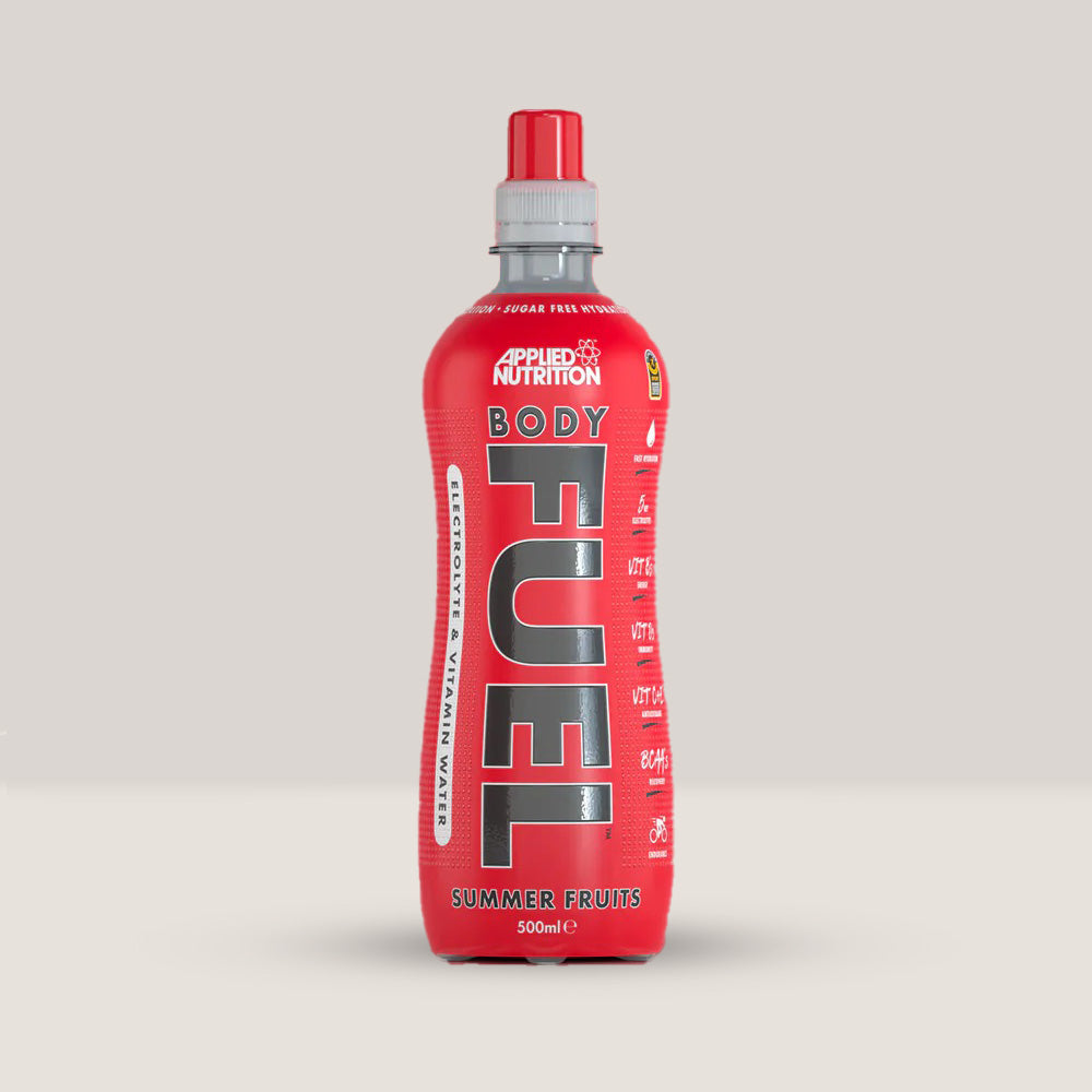 Imagine cu o sticlă de Body Fuel Electrolyte 500ml de la APPLIED NUTRITION, o băutură cu electroliți pentru hidratare și energie cu aromă de fructe de vară.
