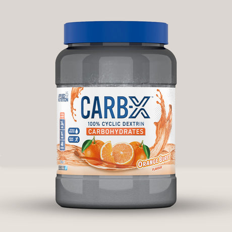 Imagine cu o cutie de Carb X (1.2kg, 42 de serviri) de la Applied Nutrition, un supliment cu carbohidrați cu eliberare treptată cu aroma de portocale.