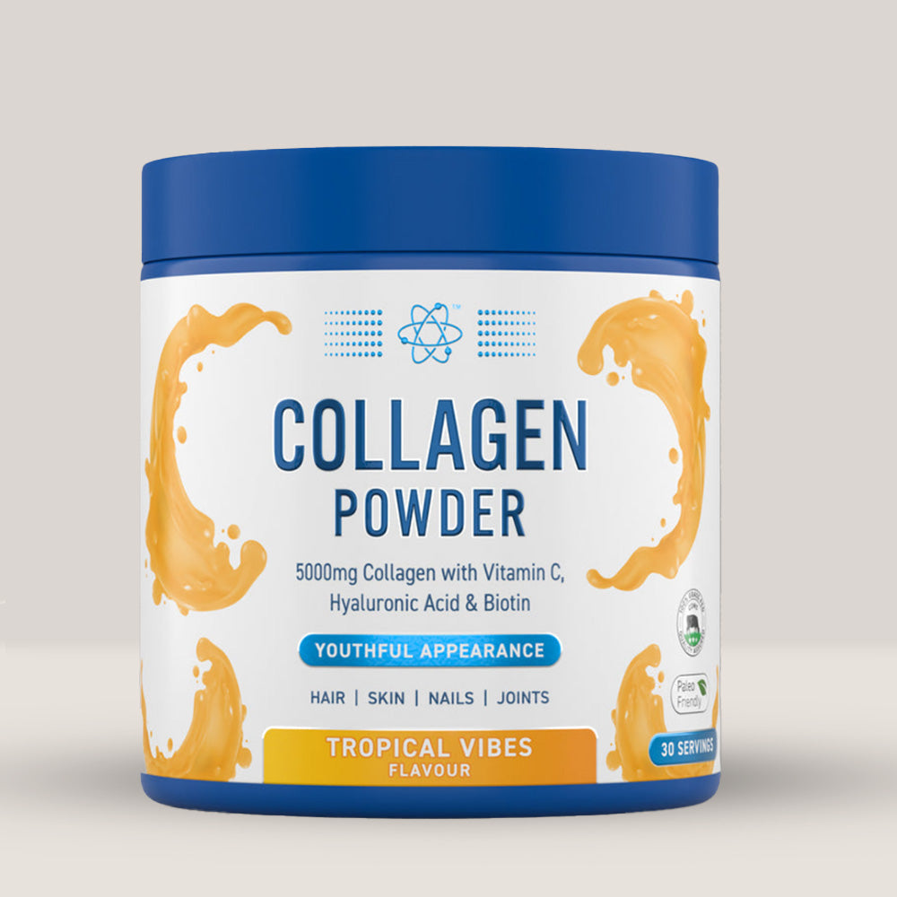 Imagine cu o cutie de Collagen Powder & Peptide 5000mg (165g, 30 de serviri) de la Applied Nutrition, un supliment cu colagen hidrolizat și peptide cu aroma de fructe tropicale.