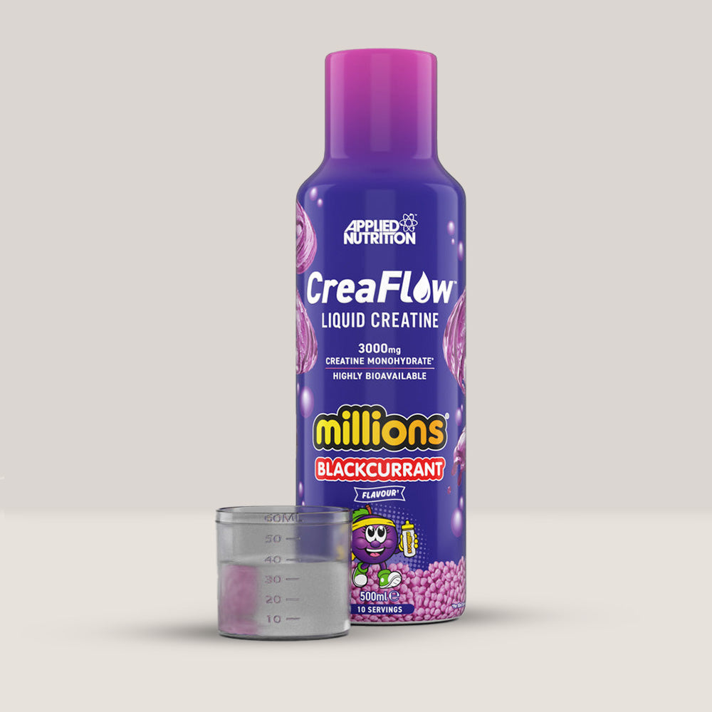 Imagine cu o cutie de CreaFlow™ Pure Liquid Creatine (3000mg) de la APPLIED NUTRITION, un supliment de creatină lichidă pentru sportivi care are 500ml și aromă de coacăze negre.