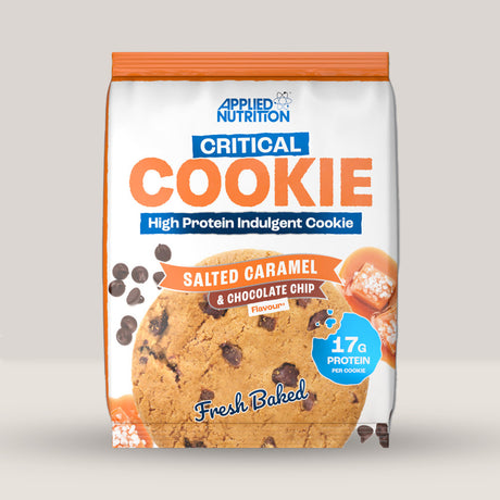 Imagine cu un biscuit proteic Critical Cookie 73g de la APPLIED NUTRITION, o gustare delicioasă și sănătoasă cu conținut ridicat de proteine cu aromă de caramel sărat.