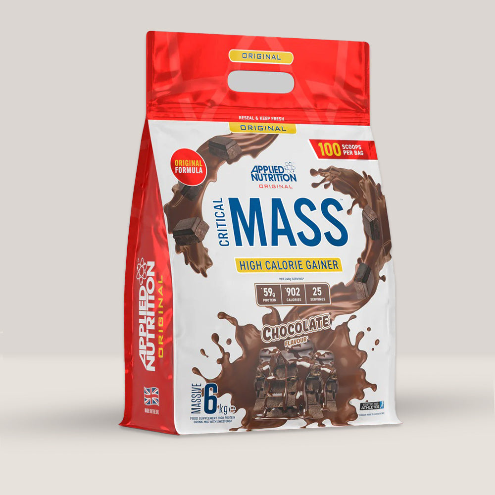 Imagine cu o cutie de Original Formula - Critical Mass 6kg (25 de serviri) de la APPLIED NUTRITION, un gainer pentru creșterea masei musculare cu aromă de ciocolată.
