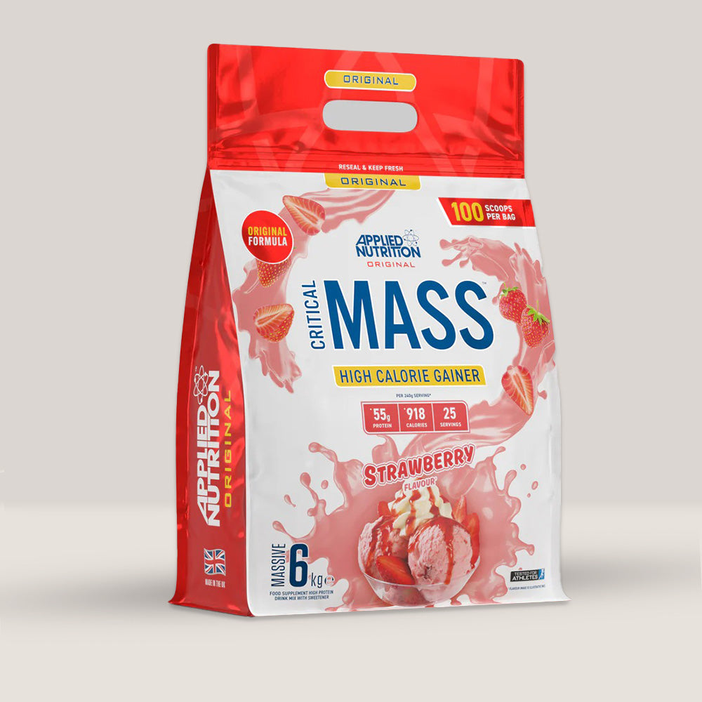 Imagine cu o cutie de Original Formula - Critical Mass 6kg (25 de serviri) de la APPLIED NUTRITION, un gainer pentru creșterea masei musculare cu aromă de căpșuni.