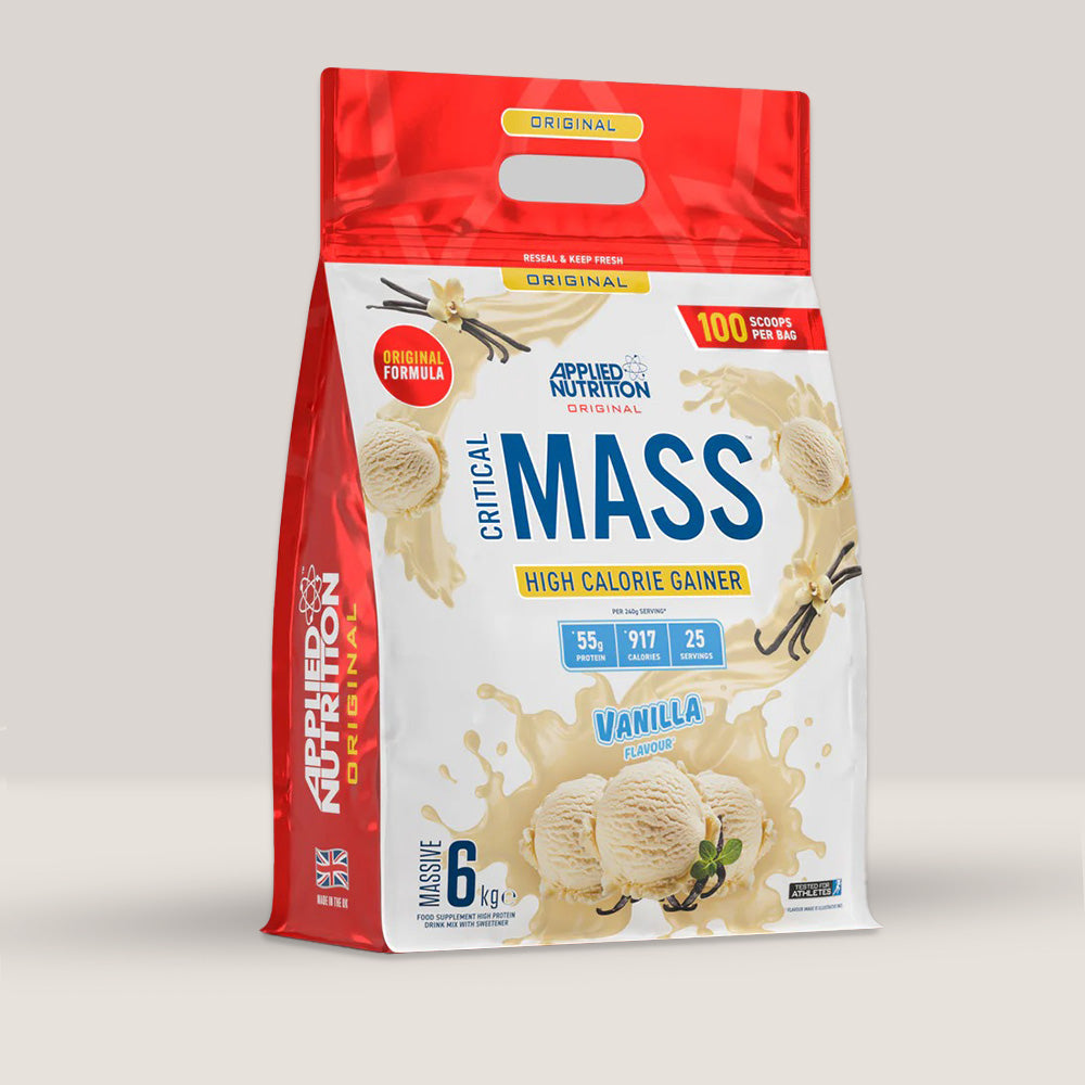 Imagine cu o cutie de Original Formula - Critical Mass 6kg (25 de serviri) de la APPLIED NUTRITION, un gainer pentru creșterea masei musculare cu aromă de vanilie.