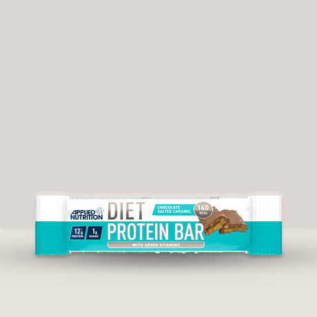 Imagine cu o bară proteică Diet Protein Bar 45g de la APPLIED NUTRITION, o gustare delicioasă și sănătoasă cu conținut ridicat de proteine și conținut scăzut de zahăr cu aromă de ciocolată și caramel sărat.