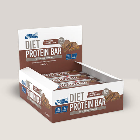 Imagine cu o cutie de 12 batoane proteice Diet Protein Bar 45g de la APPLIED NUTRITION, o gustare delicioasă și sănătoasă cu conținut ridicat de proteine și conținut scăzut de zahăr cu aromă de ciocolată și crispy caramel. 140kcal.