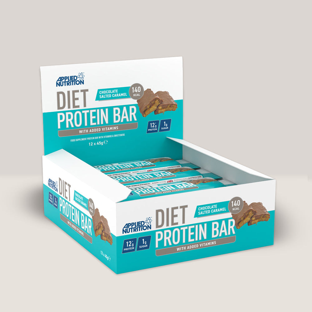 Imagine cu o cutie de 12 batoane proteice Diet Protein Bar 45g de la APPLIED NUTRITION, o gustare delicioasă și sănătoasă cu conținut ridicat de proteine și conținut scăzut de zahăr cu aromă de ciocolată și caramel sărat. 140kcal.