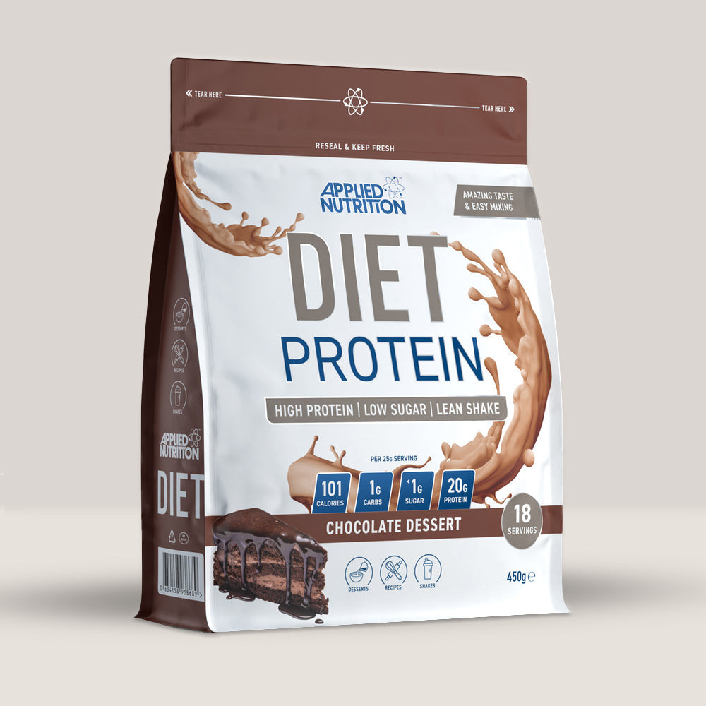 Imagine cu o cutie de Diet Whey Protein (450g, 18 serviri) de la Applied Nutrition, o proteină din zer de la vaci hrănite cu iarbă. Aromă de ciocolată - desert.