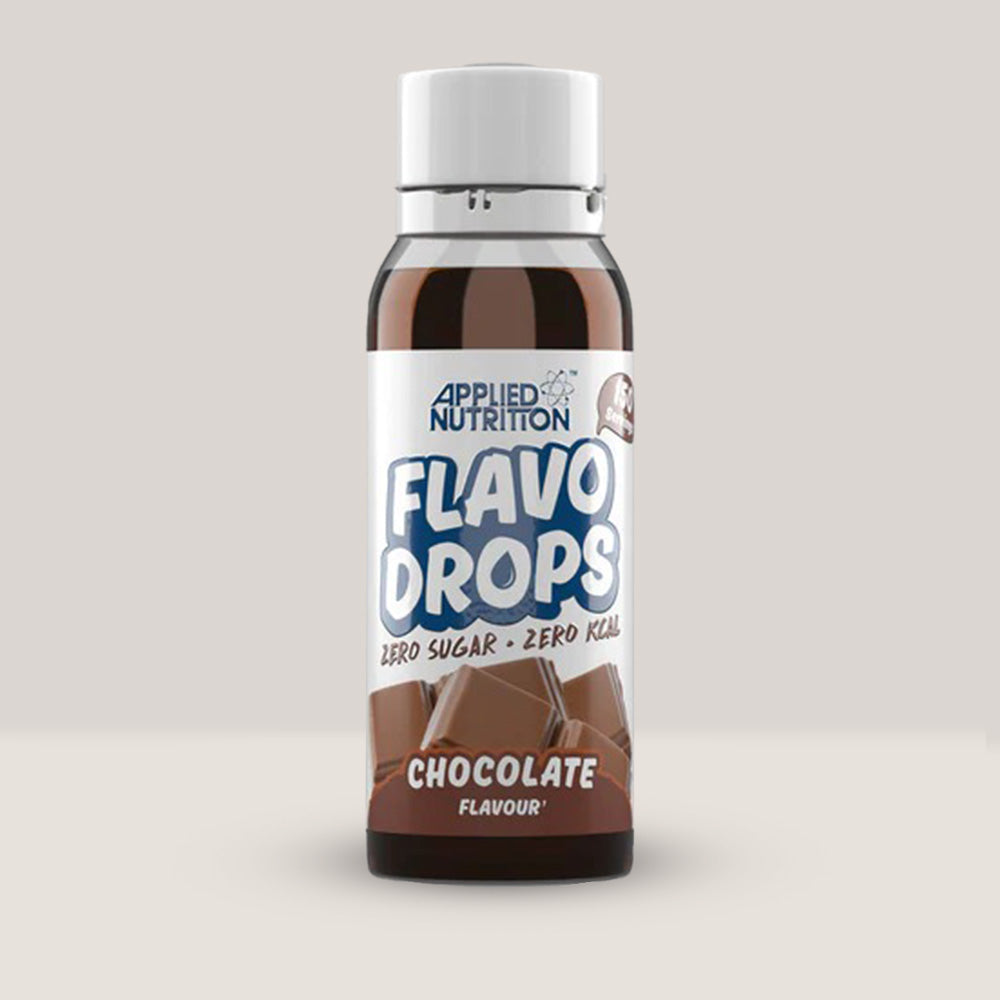 Imagine cu o sticlă de Flavo Drops 38ml de la APPLIED NUTRITION, picături cu aromă concentrată pentru a da gust alimentelor și băuturilor, fără zahăr sau calorii cu aromă de ciocolată.
