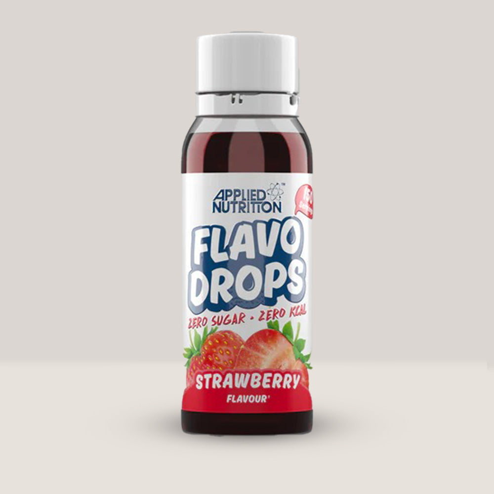 Imagine cu o sticlă de Flavo Drops 38ml de la APPLIED NUTRITION, picături cu aromă concentrată pentru a da gust alimentelor și băuturilor, fără zahăr sau calorii cu aromă de căpșuni.