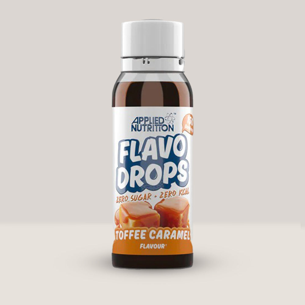 Imagine cu o sticlă de Flavo Drops 38ml de la APPLIED NUTRITION, picături cu aromă concentrată pentru a da gust alimentelor și băuturilor, fără zahăr sau calorii cu aromă de caramel și toffee.