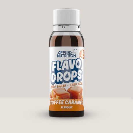 Imagine cu o sticlă de Flavo Drops 38ml de la APPLIED NUTRITION, picături cu aromă concentrată pentru a da gust alimentelor și băuturilor, fără zahăr sau calorii cu aromă de caramel și toffee.
