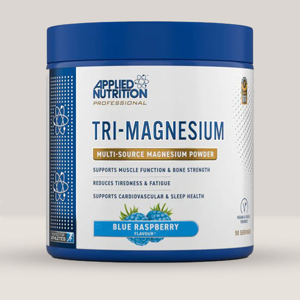 Imagine cu o cutie de Tri-Magnesium Powder 200g (50 de serviri) de la APPLIED NUTRITION, o pudră de magneziu pentru energie și funcționarea mușchilor cu aromă de mure albastre.