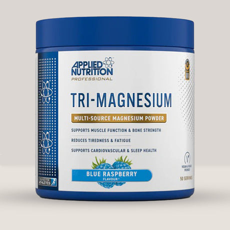 Imagine cu o cutie de Tri-Magnesium Powder 200g (50 de serviri) de la APPLIED NUTRITION, o pudră de magneziu pentru energie și funcționarea mușchilor cu aromă de mure albastre.