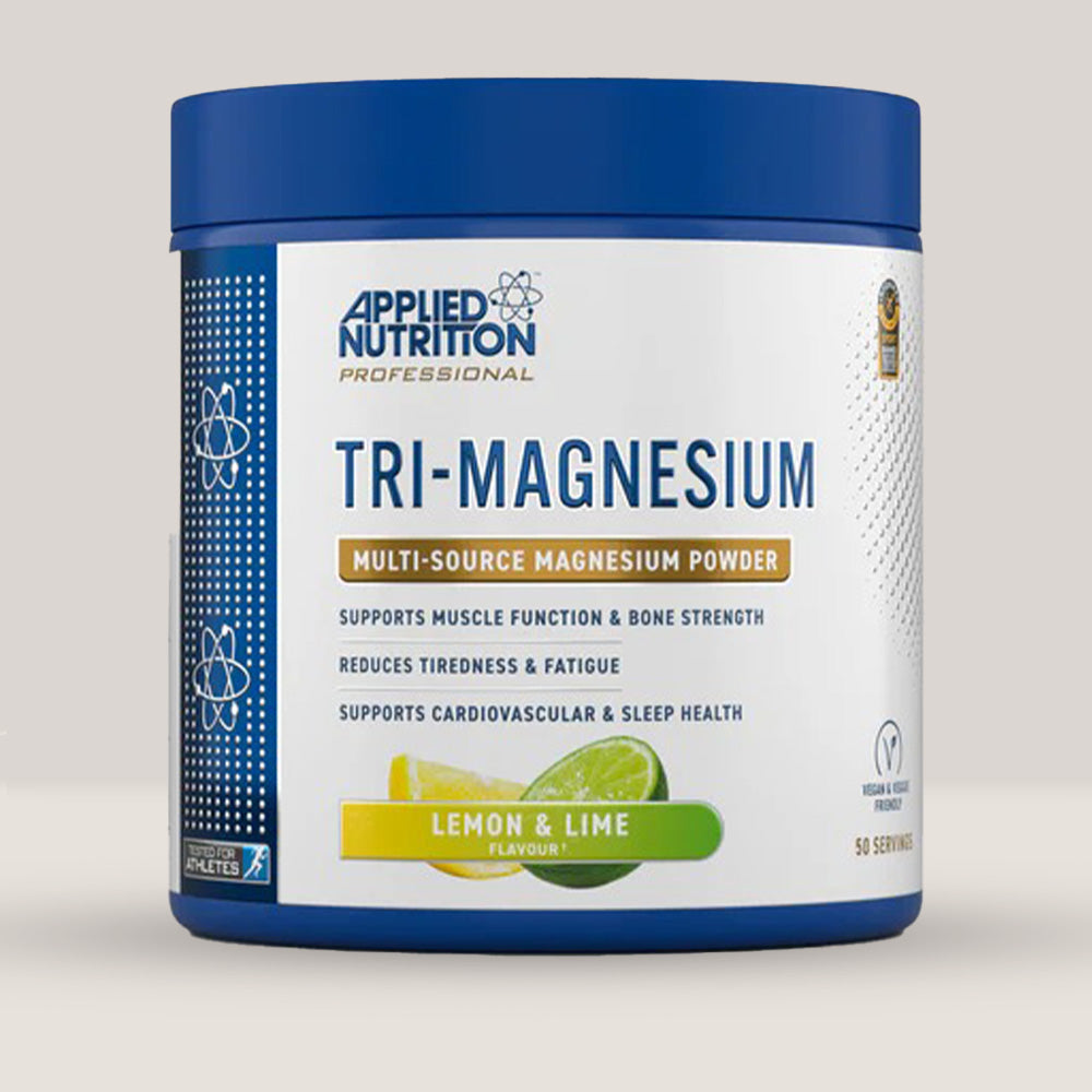 Imagine cu o cutie de Tri-Magnesium Powder 200g (50 de serviri) de la APPLIED NUTRITION, o pudră de magneziu pentru energie și funcționarea mușchilor cu aromă de lămâie și lime.