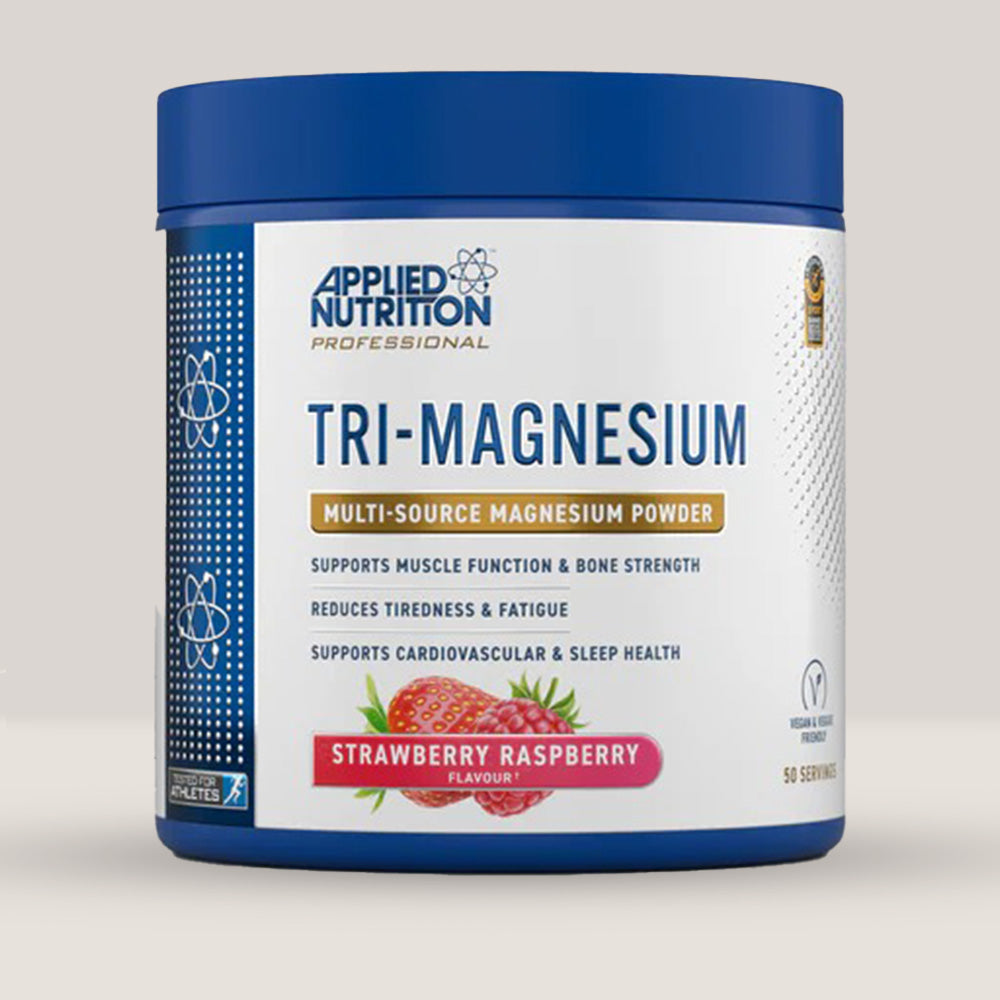 Imagine cu o cutie de Tri-Magnesium Powder 200g (50 de serviri) de la APPLIED NUTRITION, o pudră de magneziu pentru energie și funcționarea mușchilor cu aromă de căpșune și zmeură.