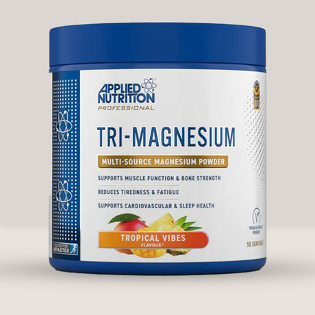 Imagine cu o cutie de Tri-Magnesium Powder 200g (50 de serviri) de la APPLIED NUTRITION, o pudră de magneziu pentru energie și funcționarea mușchilor cu aromă de fructe tropicale.