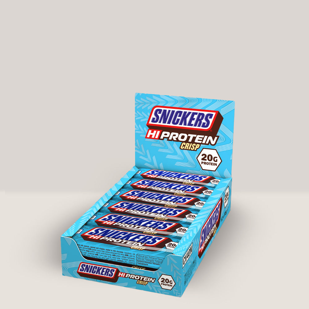 x12 batoane proteice Snickers Hi-Protein Crisp cu aromă de ciocolată, caramel și arahide.