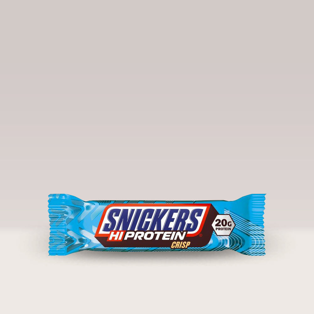 Baton proteic Snickers Hi-Protein Crisp cu aromă de ciocolată, caramel și arahide.