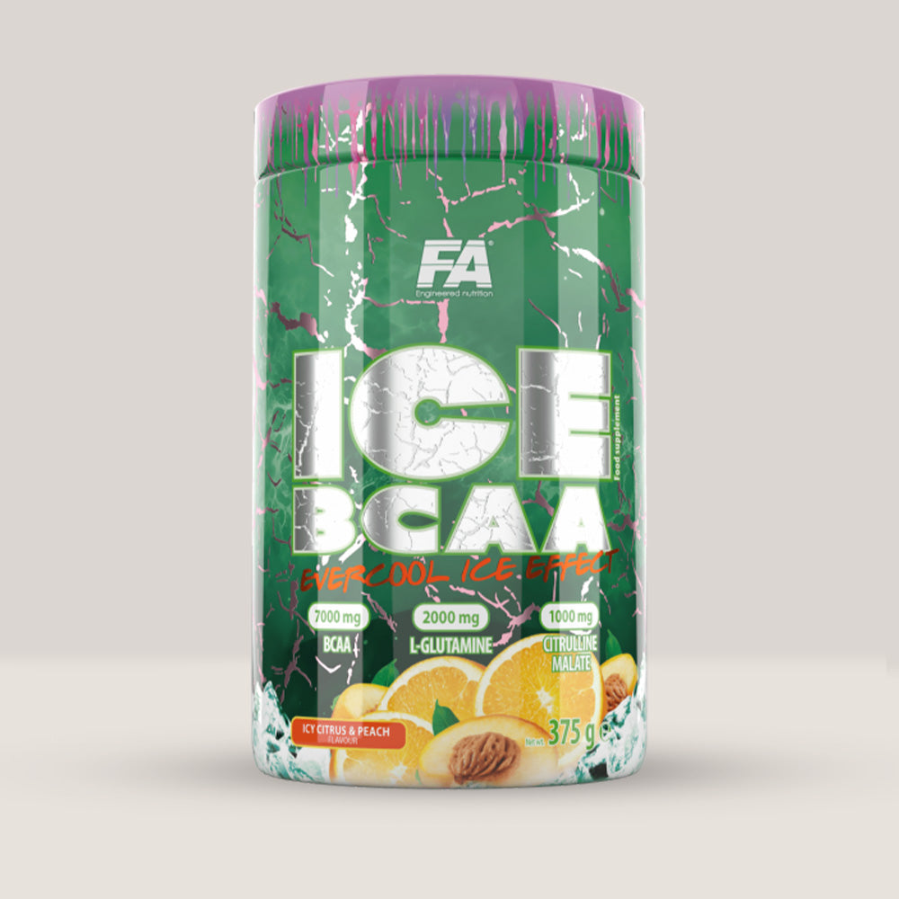 Imagine cu o cutie de FA ICE BCAA (375g, 30 de serviri), aminoacizi BCAA cu aromă răcoritoare de fructe citrice și piersică.
