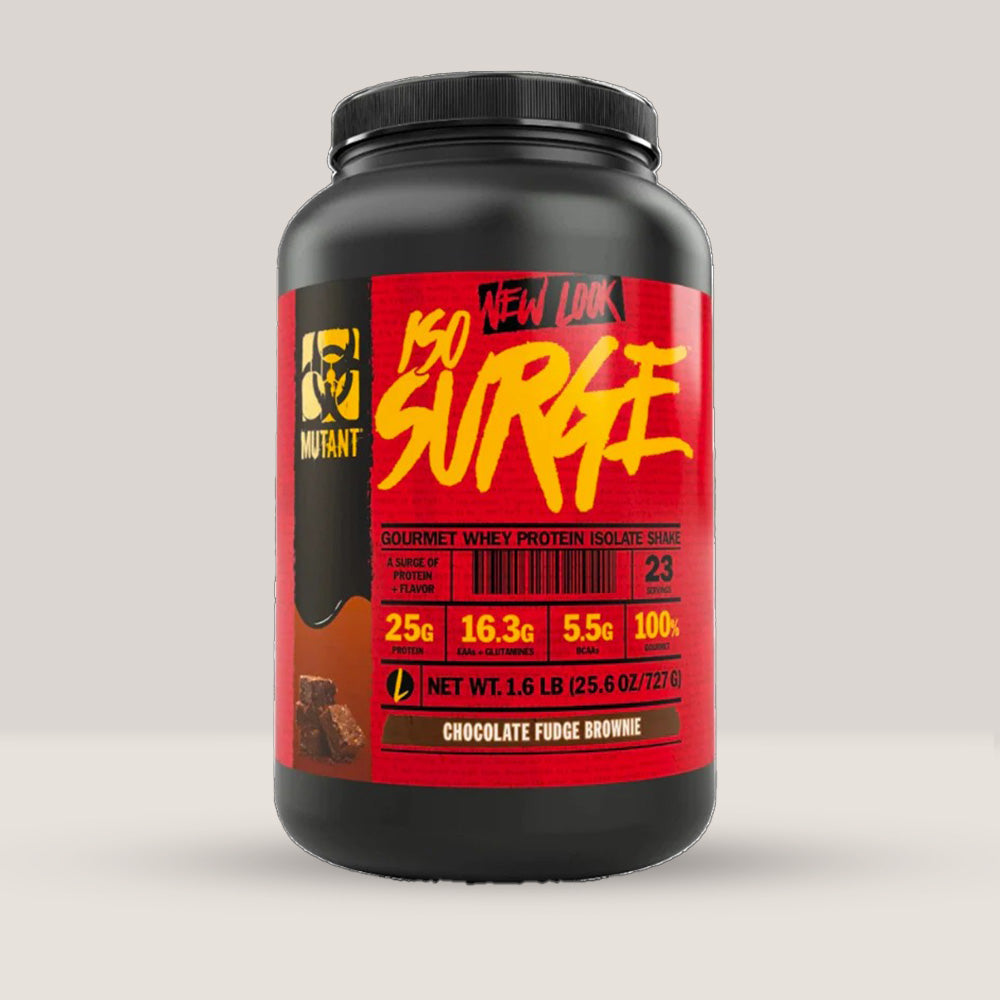 Imagine cu o cutie de MUTANT® ISO SURGE™ (1.6LBS, 23 de serviri), un izolat proteic din zer de calitate superioară cu aromă de ciocolată de casă.