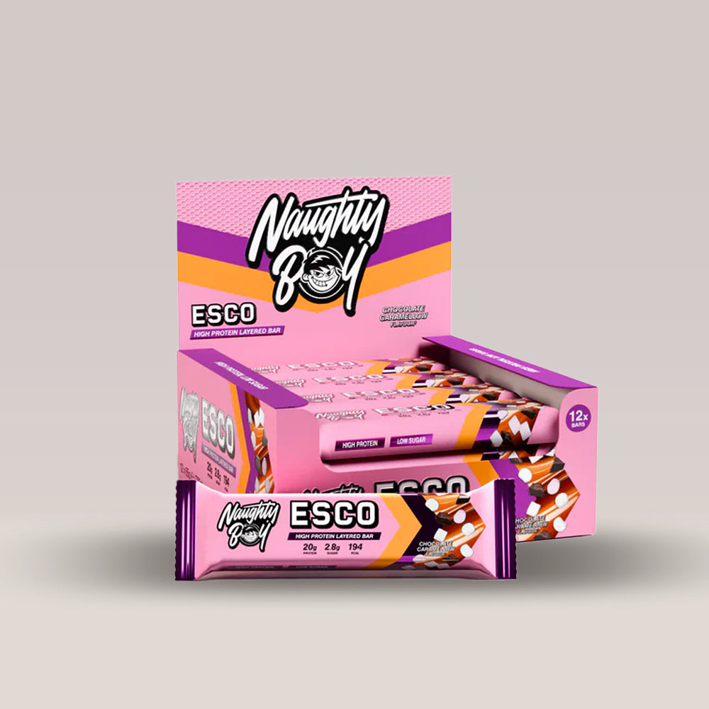 Baton proteic ESCO Bar de la NaughtyBoy, cu aromă de caramel, o gustare de 65g.