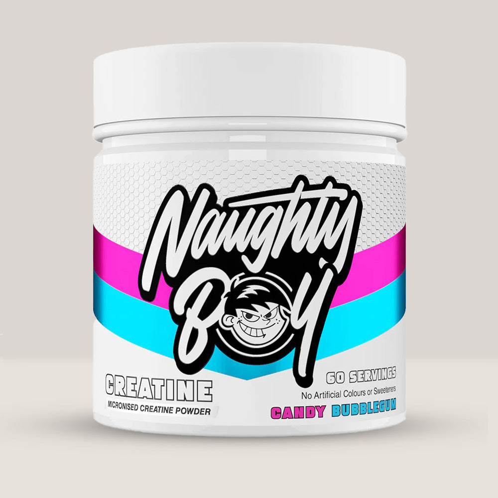 Imagine cu o cutie de Naughty Boy Flavoured Creatine (60 de serviri), creatină monohidrat micronizată cu arome delicioase precum candy bubblegum și alte accente de bomboane și bubblegum.