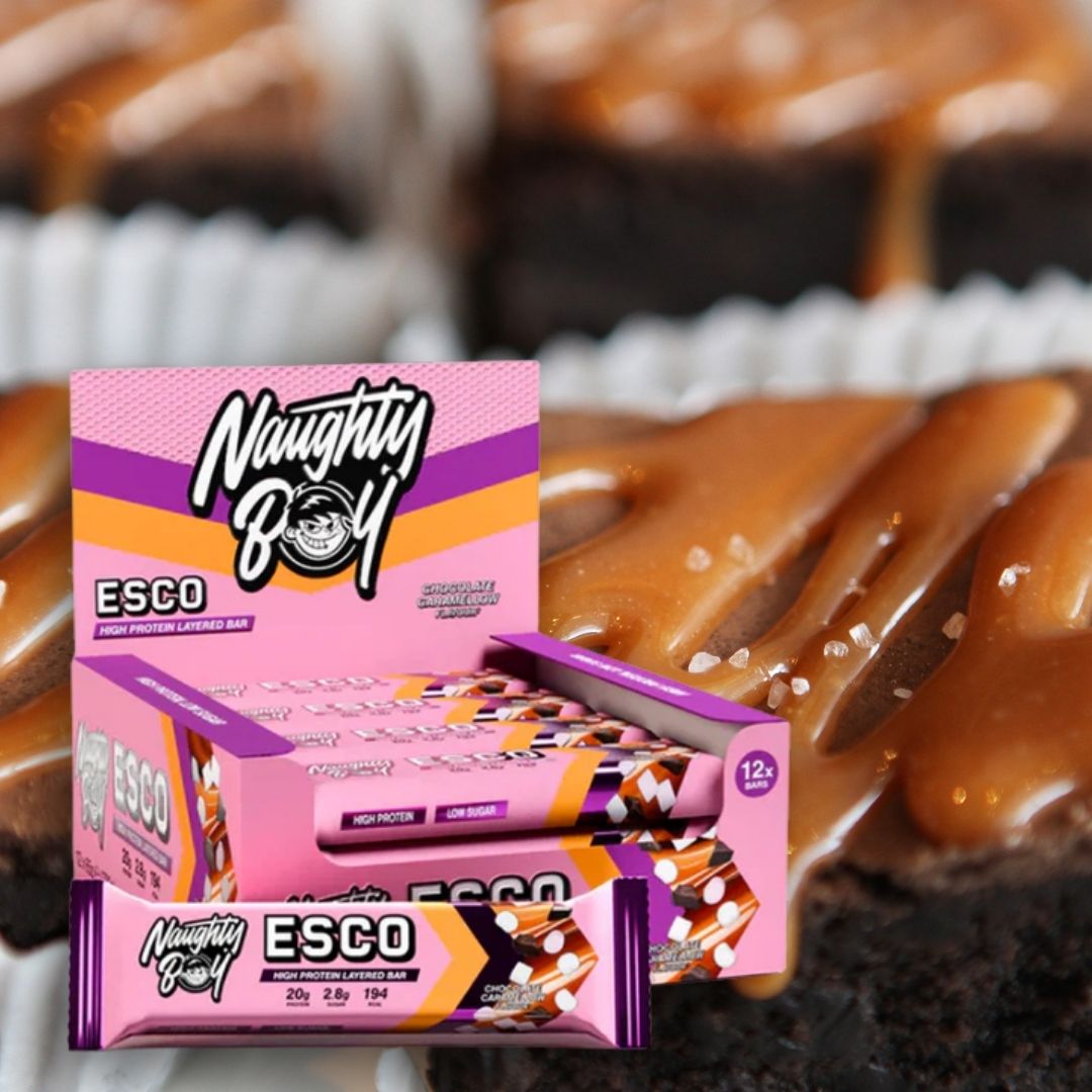 Performanță și plăcere cu ESCO Bar de la NaughtyBoy®. Proteină decadentă, zahăr redus, energie maximă. Cuceră orice provocare!