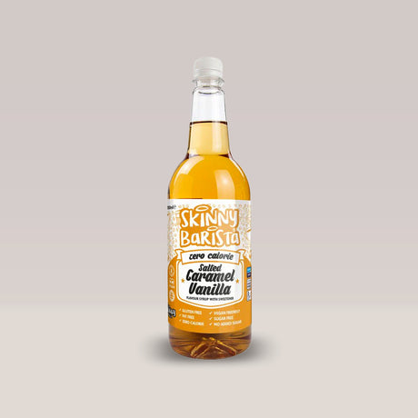 Sticlă de sirop fără calorii The Skinny Food Co cu aromă de caramel sărat și vanilie.