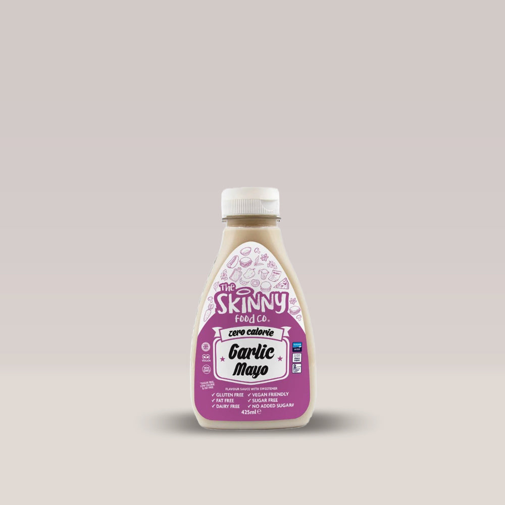 Sticlă de sos fără calorii The Skinny Food Co Garlic Mayo, o alternativă vegană la maioneza cu usturoi.
