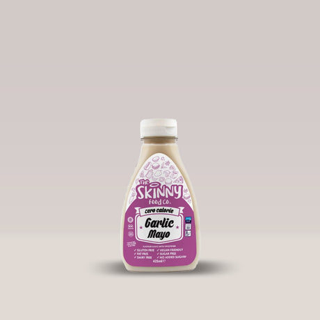 Sticlă de sos fără calorii The Skinny Food Co Garlic Mayo, o alternativă vegană la maioneza cu usturoi.