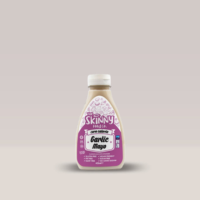 Sticlă de sos fără calorii The Skinny Food Co Garlic Mayo, o alternativă vegană la maioneza cu usturoi.