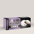Imagine cu un biscuit proteic Fitking Delicious Cookie de la ALLNUTRITION, o gustare delicioasă și sănătoasă. White chocolate cream.