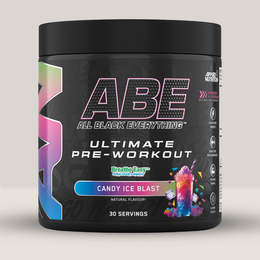 Imagine cu o cutie de ABE (All Black Everything) Pre-Workout (315g, 30 de serviri) de la Applied Nutrition, un supliment pre-workout pentru energie și pompare musculară. Cu aromă de bomboane.