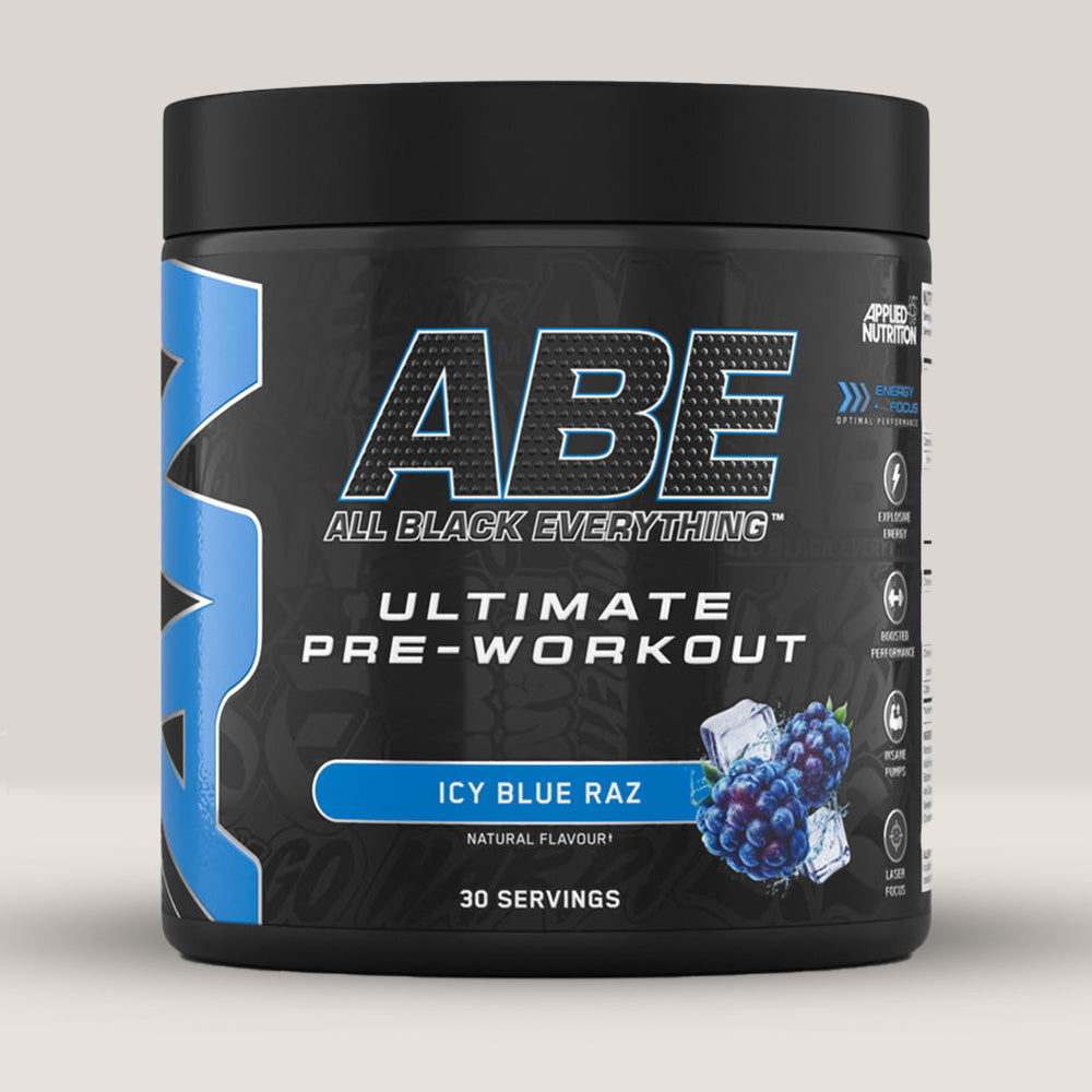 Imagine cu o cutie de ABE (All Black Everything) Pre-Workout (315g, 30 de serviri) de la Applied Nutrition, un supliment pre-workout pentru energie și pompare musculară. Cu aromă de icy blue raz.