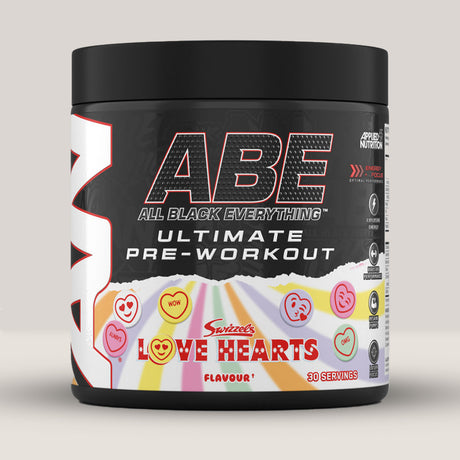 Imagine cu o cutie de ABE (All Black Everything) Pre-Workout (315g, 30 de serviri) de la Applied Nutrition, un supliment pre-workout pentru energie și pompare musculară. Cu aromă de love hearts.