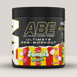 Imagine cu o cutie de ABE (All Black Everything) Pre-Workout (315g, 30 de serviri) de la Applied Nutrition, un supliment pre-workout pentru energie și pompare musculară. Cu aromă de jeleuri squashies.