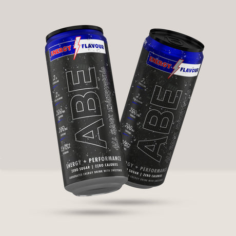 Imagine cu o cutie de 12 doze de ABE Energy Drink 330ml de la Applied Nutrition, o băutură energizantă carbogazoasă cu zero zahăr cu aromă de ENERGY!