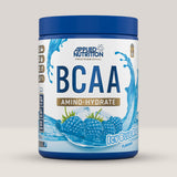 Imagine cu o cutie de BCAA Amino Hydrate (450g, 32 de serviri) de la Applied Nutrition, o băutură intra-workout cu BCAA și electroliți. Aroma de icy blue raspberry.