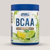 Imagine cu o cutie de BCAA Amino Hydrate (450g, 32 de serviri) de la Applied Nutrition, o băutură intra-workout cu BCAA și electroliți cu aroma de lamaie si lime.