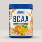 Imagine cu o cutie de BCAA Amino Hydrate (450g, 32 de serviri) de la Applied Nutrition, o băutură intra-workout cu BCAA și electroliți cu aroma de portocale si mango.