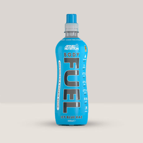 Imagine cu o sticlă de Body Fuel Electrolyte 500ml (x12 pack) de la APPLIED NUTRITION, o băutură cu electroliți pentru hidratare și energie cu aromă de icy blue raspberry.