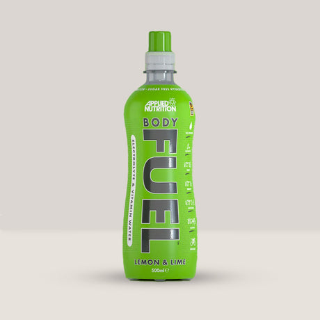 Imagine cu o sticlă de Body Fuel Electrolyte 500ml (x12 pack) de la APPLIED NUTRITION, o băutură cu electroliți pentru hidratare și energie cu aromă de lămâie și lime.