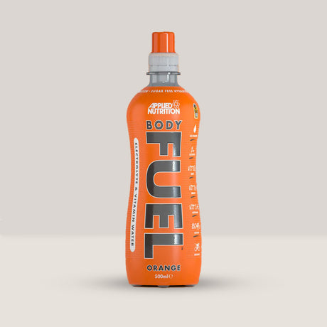 Imagine cu o sticlă de Body Fuel Electrolyte 500ml (x12 pack) de la APPLIED NUTRITION, o băutură cu electroliți pentru hidratare și energie cu aromă de portocale.