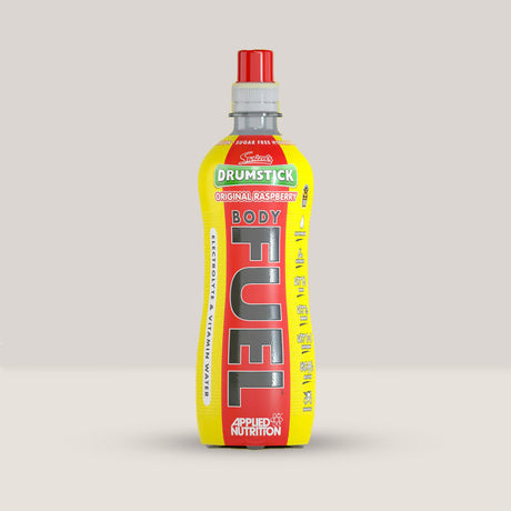 Imagine cu o sticlă de Body Fuel Electrolyte 500ml (12x pack) de la APPLIED NUTRITION, o băutură cu electroliți pentru hidratare și energie cu aromă de zmeură de grădină.