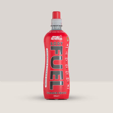 Imagine cu o sticlă de Body Fuel Electrolyte 500ml (x12 pack) de la APPLIED NUTRITION, o băutură cu electroliți pentru hidratare și energie cu aromă de fructe de vară.