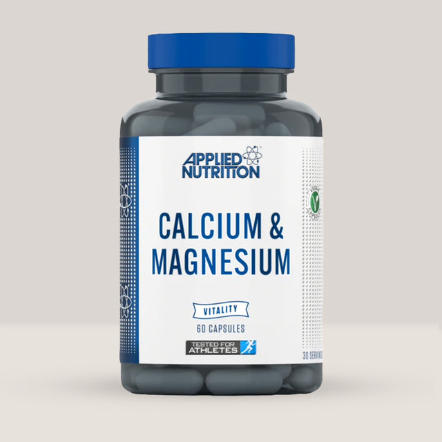 Imagine cu o cutie de Calcium & Magnesium Vitality (60 capsule) de la Applied Nutrition, un supliment cu calciu și magneziu pentru sănătatea oaselor și a mușchilor.